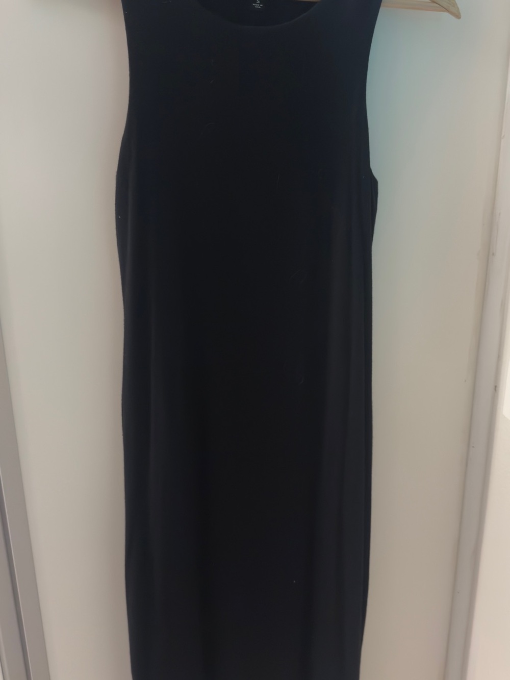 Sleek Black Sleeveless Midi Bodycon Dress
